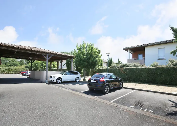Berges Du Midi - Piscine Parking